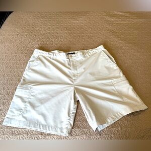 Men’s Chaps Lightweight Cream Golf Shorts. Size 42. 2 Side Zippered Pockets.